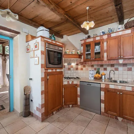 Casa Celeste Mit Pool Und Schoenen Garten