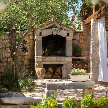 Casa Celeste Mit Pool Und Schoenen Garten Holiday home Vosteni