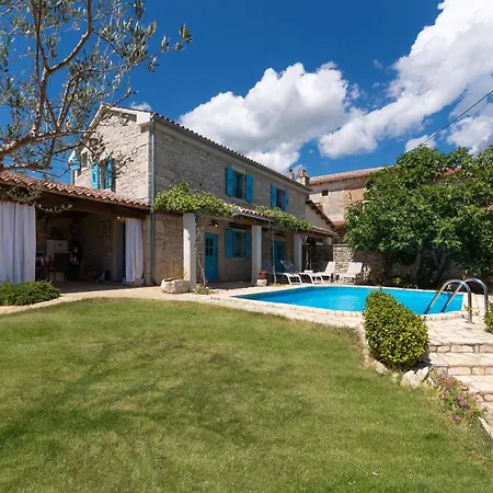 Holiday home Casa Celeste Mit Pool Und Schoenen Garten Vosteni